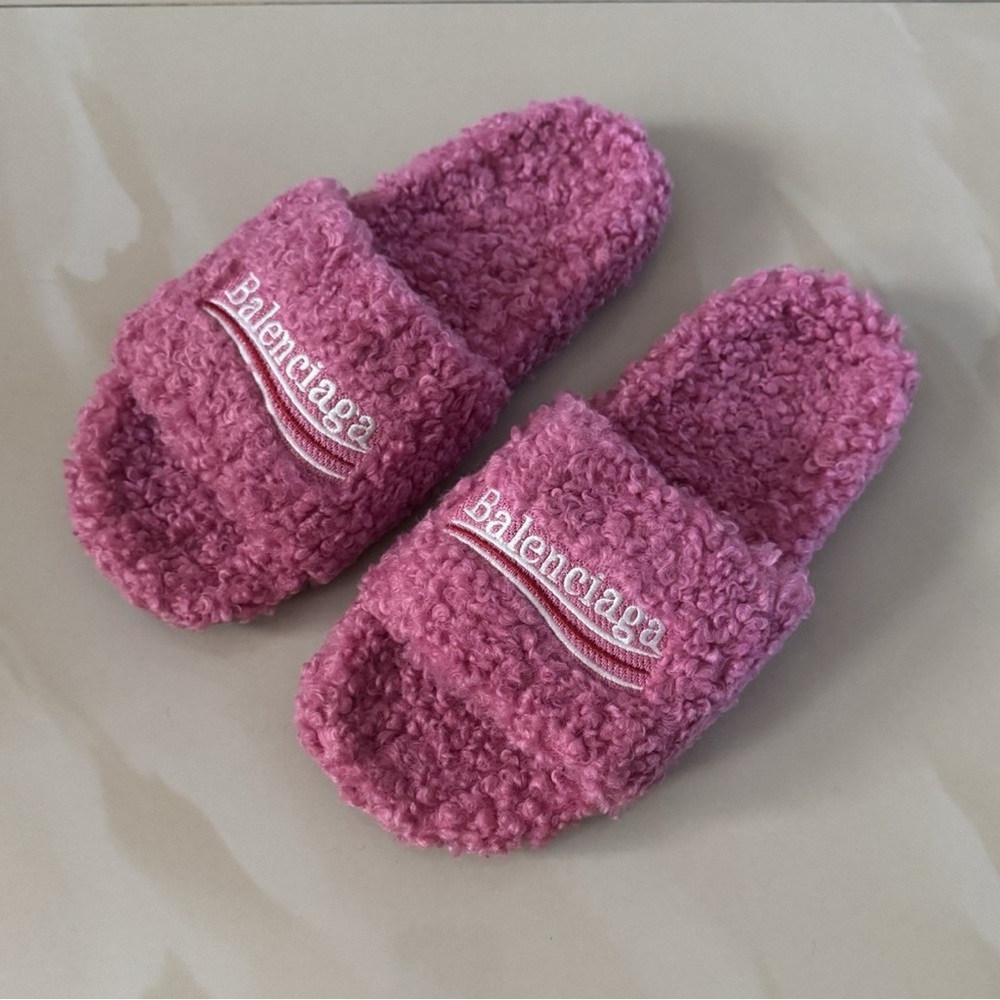 ‼️RARE‼️ Balenciaga fur Slides. Multiple colors and sizes. From 38 eu to 45 eu